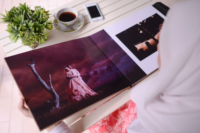 pelanggan menikmati servis design album