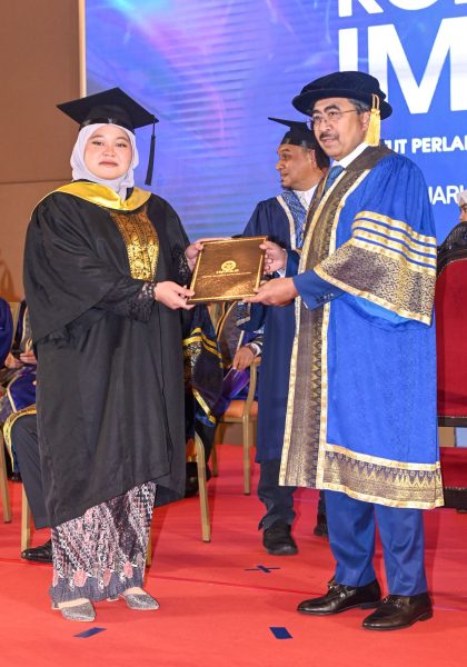 pelajar graduasi terima sijil di majlis graduasi spm sekolah